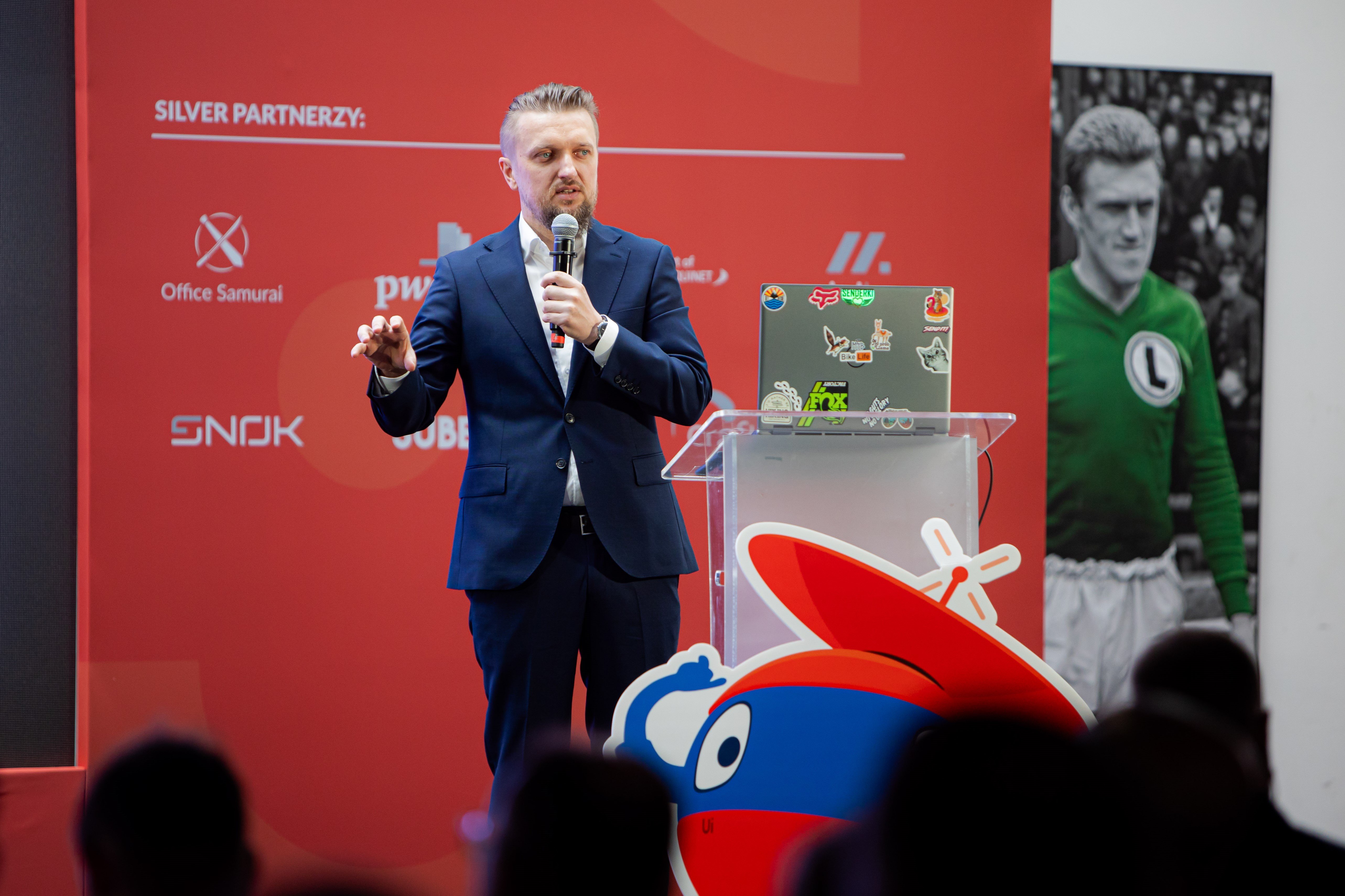 a photo of Piotr Zajac presenting on stage