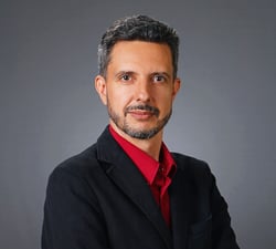 Julio Viquez headshot